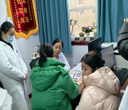 (挂网稿)河南省中西医结合医院妇科专家团队赴周口医疗联盟单位开展义诊帮扶活动570.png
